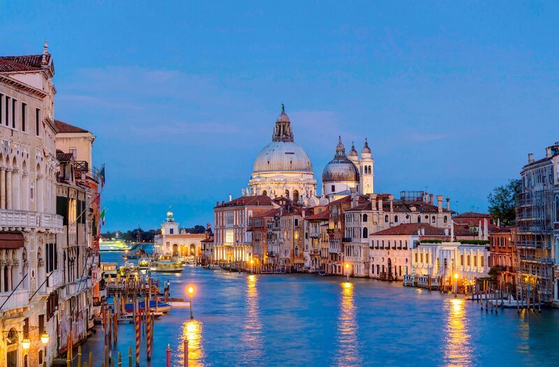 Ausblick über den Canal Grande auf Punta della Dogana, rechts die Kirche La Salute. – Bild: WDR/​imageBROKER/​newspixx vario images