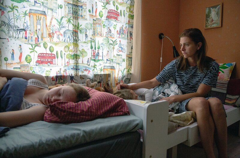 Leena Niemitalo (Kreeta Salminen, re.) ist sehr besorgt um ihren verschwundenen Mann Sakari Niemitalo. – Bild: Hannele Majaniemi