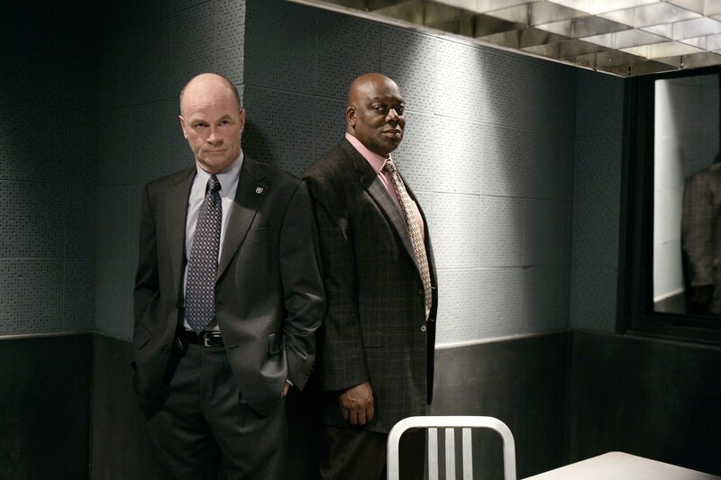 Cold Case – Kein Opfer ist je vergessen „Schlechter Ruf“. Im Bild (v.li.): John Finn (Lt. John Stillman), Thom Barry (Det. Will Jeffries). – Bild: Warner Bros. Television