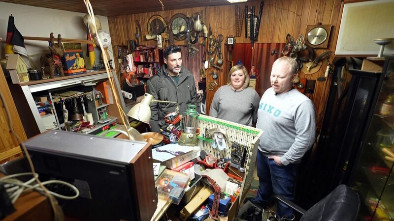 Innerhalb eines Jahres verstarben Emils Vater und seine Mutter. Nun müssen Emil und Nina das Haus räumen. Aber das steht voll mit Krempel. Zu zweit ist das Entrümpeln nicht möglich. Kann Experte Sükrü (Mitte) den beiden helfen? – Bild: RTL Zwei