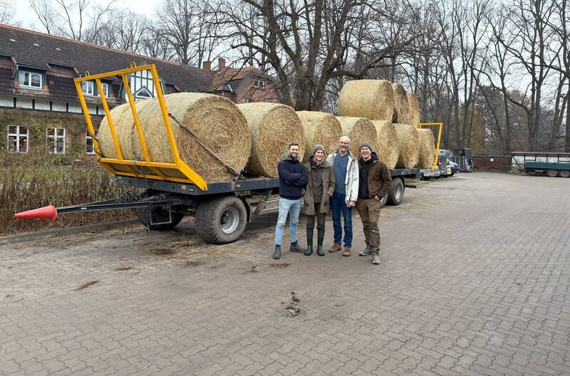 Vater Georg Lutz (2. von re.) übergibt die Leitung von Gut Wulfsdorf an seine Kinder Simon (r.) und Helene Lutz (2. von li.) sowie an deren Freund Wichard Pauls (li). – Bild: NDR/​Katrin Spranger /​ NDR Presse und Information
