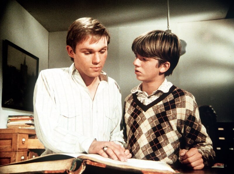 Jim Bob (David Harper, r.) zeigt seinem Bruder John-Boy (Richard Thomas, l.) eine unglaubliche Entdeckung: Er hatte einen Zwillingsbruder, der aber gleich nach der Geburt starb … – Bild: Sat.1 Gold