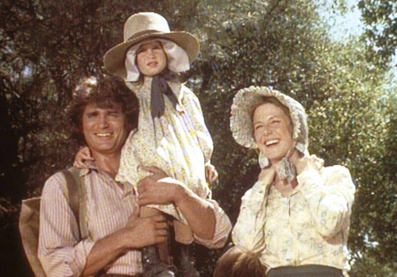 (v.l.n.r.) Charles (Michael Landon), Carrie (Lindsay Sidney Greenbush) und Caroline (Karen Grassle) genießen ihren Ausflug. – Bild: Sat.1 Gold