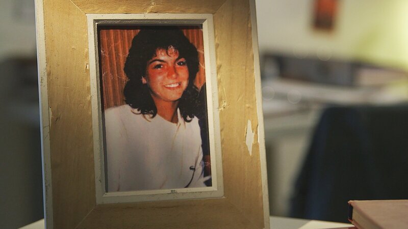 Die 16-jährige Schülerin Évelyne Boucher wird das Opfer eines brutalen Sexualverbrechens. Ihre Leiche wird auf einer Lichtung im Wald gefunden. – Bild: ZDF und Phare Ouest