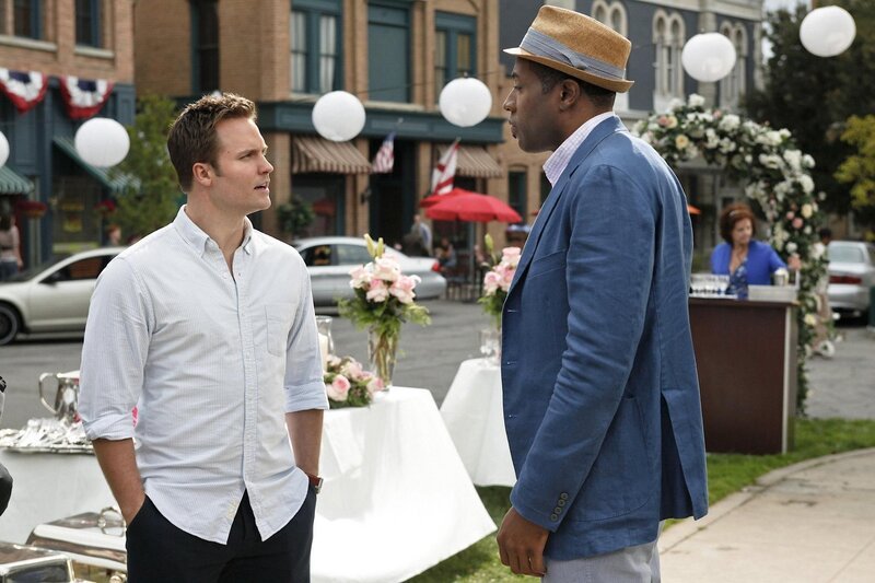 Am geplanten Hochzeitstag treffen George (Scott Porter, l.) und Lavon (Cress Williams, r.) noch einmal aufeinander, anders als erwartet … – Bild: Warner Bros. Lizenzbild frei