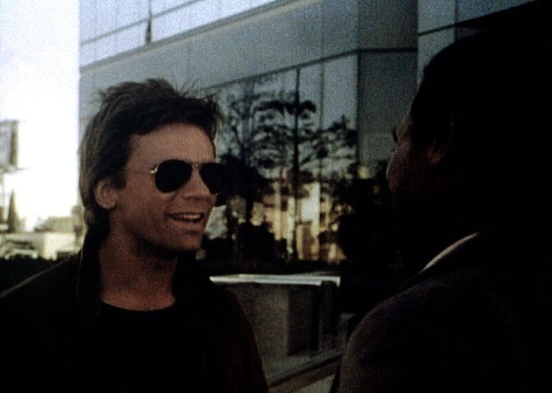 MacGyver (Richard Dean Anderson, l.) bittet seinen alten Freund, den Bombenexperten Charlie Robinson (Steven Williams, r.), um seine Mitarbeit. – Bild: Kabel Eins Classics