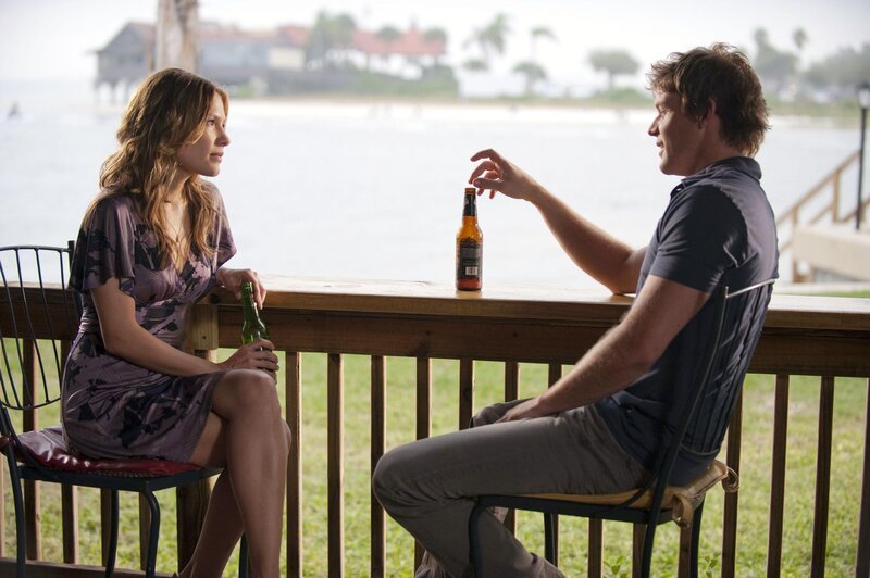 Jim (Matt Passmore) kann die Krankenschwester Callie (Kiele Sanchez) zur Mithilfe bei seinen Ermittlungen überreden. – Bild: RTL