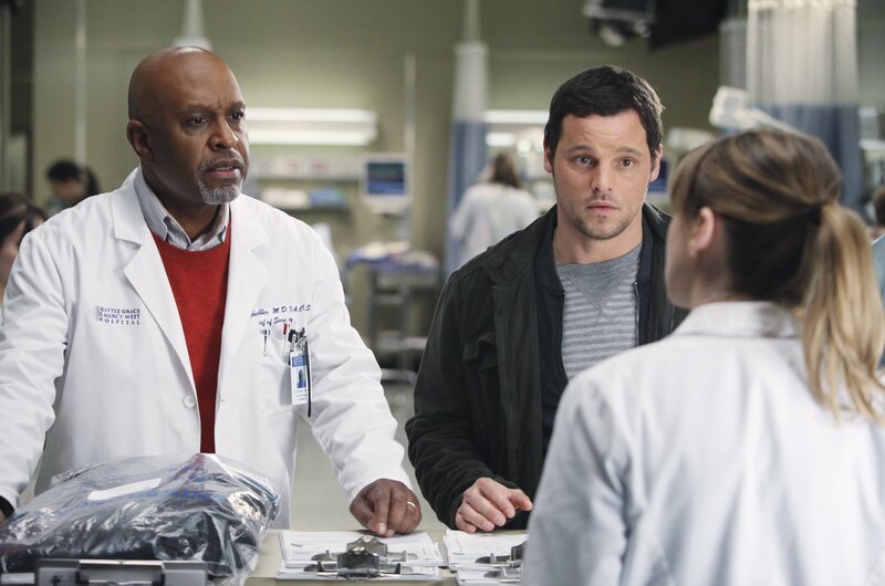 Sind besorgt um Adele Webber, die gerade ins Seattle Grace Hospital als Patient erschienen ist: Richard (James Pickens, Jr., l.), Alex (Justin Chambers, M.) und Meredith (Ellen Pompeo, r.) … – Bild: American Broadcasting Companies, Inc.