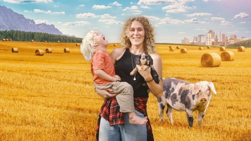 Von Schweinen und Geldsorgen: Alleinerziehend auf dem Bauernhof. Im Bild: Viktoria mit Kind und Welpe. Weiteres Bildmaterial finden Sie unter www.br-foto.de. – Bild: BR/​colourbox.com/​Imago Images/​PantherMedia/​picture alliance/​imageBroker/​Sunbird Images/​REC.n.ROLL Media GmbH/​Montage: BR