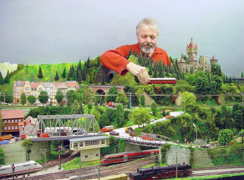 Dr. med. Peter Holbeck mit seiner Modellbahnanlage. – Bild: SWR/​P.Holbeck