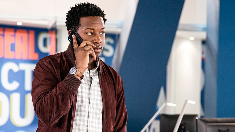 „High Anxiety“ – When Miles grows concerned that the God Account is causing a rift with Cara, he decides to walk away from the account after helping one last friend suggestion, Miguel (Elliot Villar), a window washer with a sick daughter. Pictured: Brandon Micheal Hall as Miles Finer. on GOD FRIENDED ME – Bild: Peter Kramer/​Warner Bros. Entertainment Inc. All Rights Reserved.