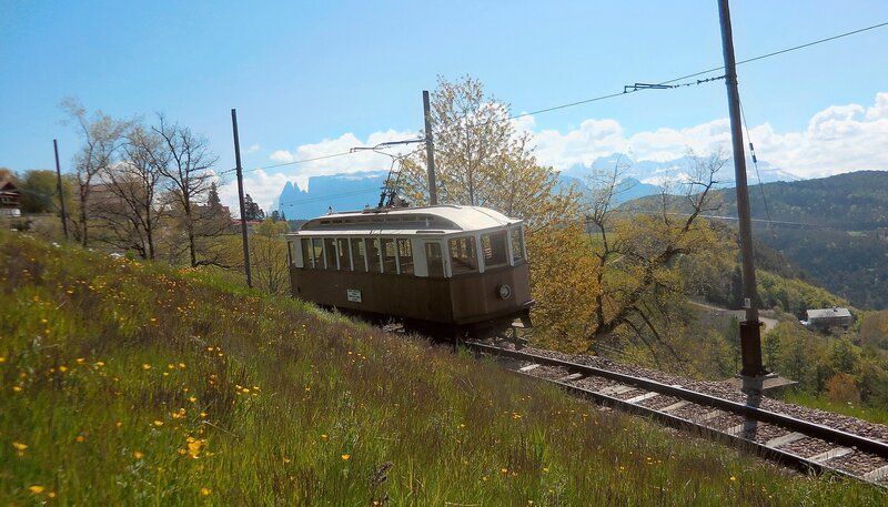 Rittnerbahn zwischen Maria Hummelfahrt und Oberbozen. – Bild: ZDF und SWR/​Alexander Schweitzer.