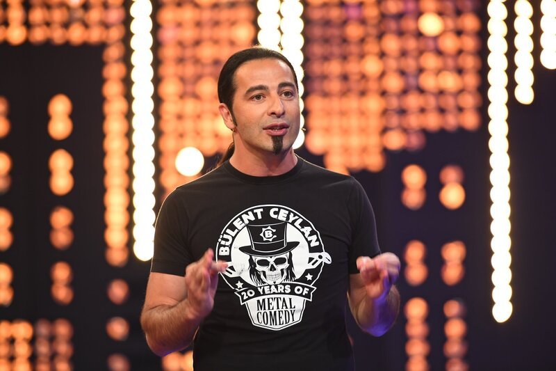 In der neuen Show „Big Blöff“ muss Bülent Ceylan entscheiden, ob seine Gegner blöffen oder die Wahrheit sagen. Für jede richtige Entscheidung fließt Geld in den Pott seines Teams … – Bild: ProSiebenSat.1 Media SE