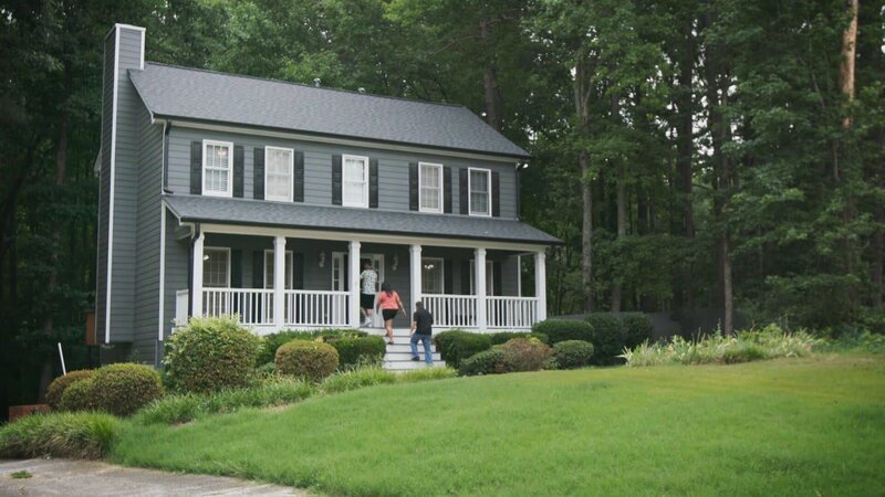 Lotterie-Gewinner gehen um das Haus. – Bild: Warner Bros. Discovery