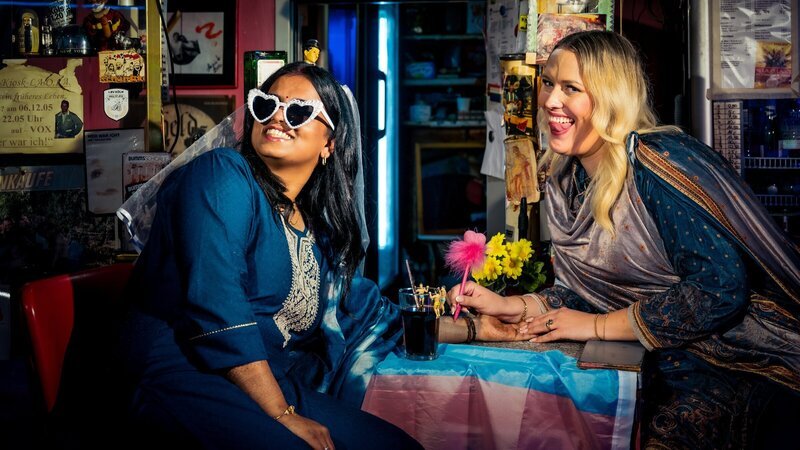 Junggesellinnenabschied auf Hindu? Zwei Tage vor Sagithas (l.) Hochzeit sieht Atheistin Josi (r.) sich das genauer an. Fazit: Ohne Shots und Stripper, dafür mit Henna und viel Tradition. – Bild: ZDF und Maximilian von Lachner