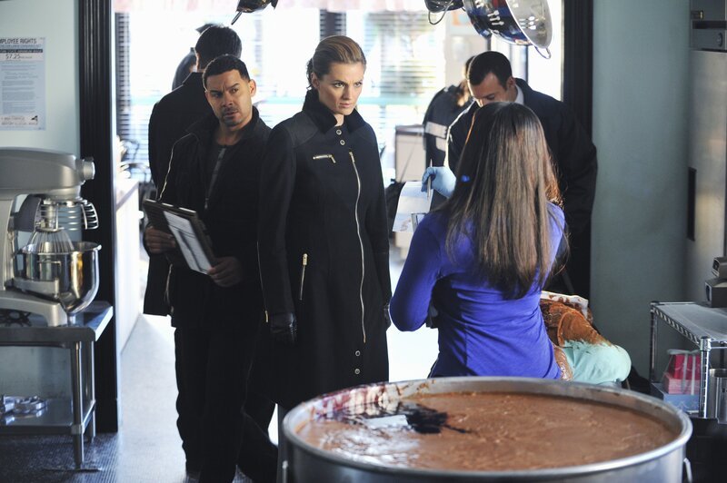 In einem Industriemixer wird eine Leiche gefunden. Javier Esposito (Jon Huertas, l.) und Kate Beckett (Stana Katic, M.) ermitteln in diesem besonders brutalen Fall. – Bild: ABC Studios Lizenzbild frei