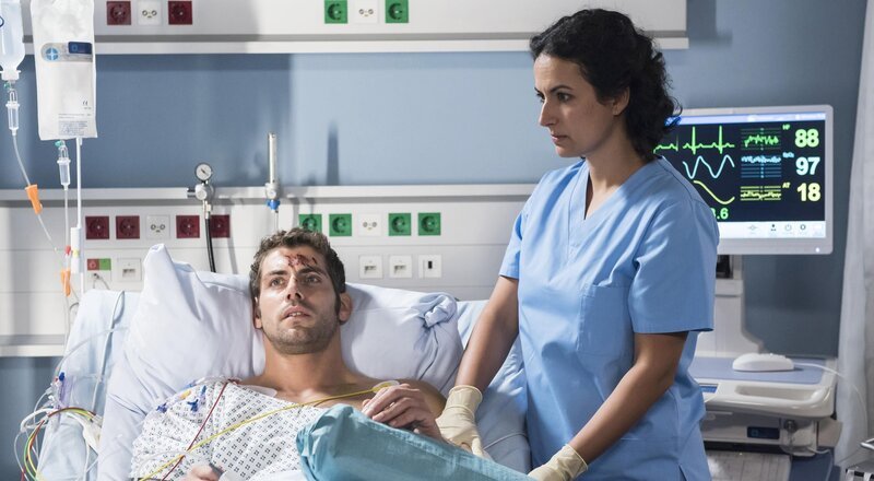 Niklas (Roy Peter Link, l.); Dr. Leyla Sherbaz (Sanam Afrashteh, r.) – Bild: Jens-Ulrich Koch