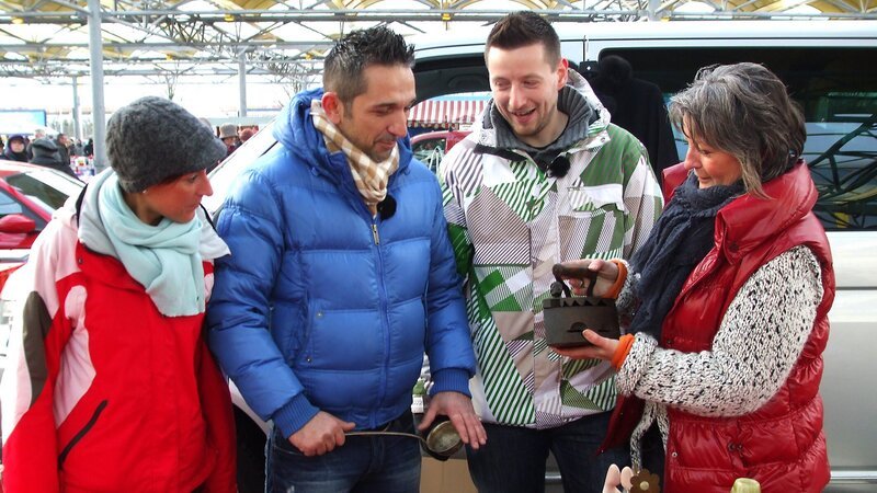 Von links: Bettina, Trödel-Experte Mauro, Thomas und Susanne auf dem Flohmarkt. – Bild: RTL II