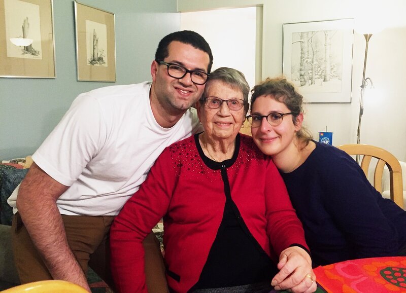 Daniel, Ritta und Aurora: Nun endlich konnte Aurora ihrer Grossmutter Riitta ihren Freund Daniel vorstellen und per Computer Livebilder ihres Sohnes zeigen. – Bild: SRF