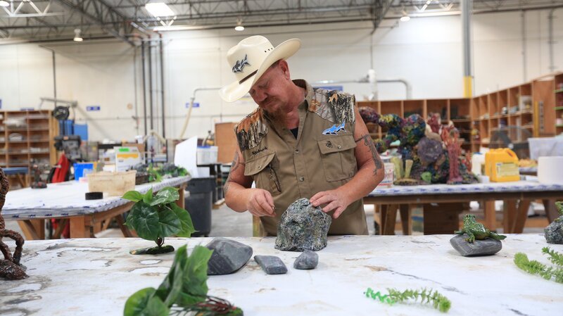 Redneck works on the rocks for the Paul George insert. – Bild: Animal Planet /​ Discovery Communications