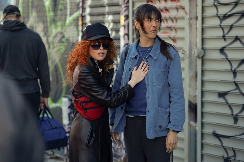 POKER FACE -- „The Big Pump“ Episode 210 -- Pictured: (l-r) Natasha Lyonne as Charlie Cale, Patti Harrison as Alex – Bild: Ralph Bavaro/​PEACOCK /​ Peacock TV LLC. All Rights Reserved.