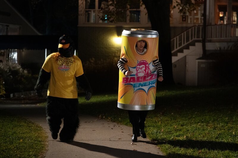 POKER FACE -- „The Day of the Iguana“ Episode 211 -- Pictured: (l-r) Natasha Lyonne as Charlie Cale, Patti Harrison as Alex – Bild: Ralph Bavaro/​PEACOCK /​ Peacock TV LLC