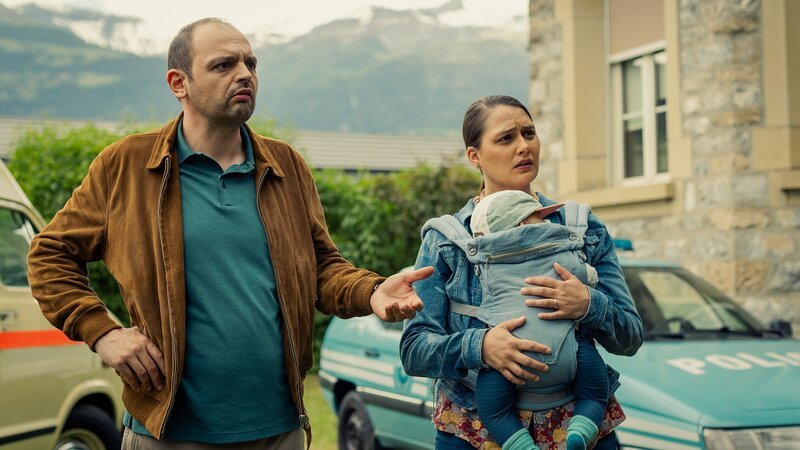 Tschugger Staffel 3 2023 Regie: David Constantin, Johannes Bachmann Drehbuch: David Constantin, Johannes Bachmann, Jelena Vujović, Fiona Schreier, Pascal Glatz, Christian Wehrlin Folge 1 Motiv 1 Trauen den Unterwalliser Flics nicht über den Weg: Dragan Vujic als Pirmin und Lena Furrer als Regina – Bild: SRF/​Dominic Steinmann