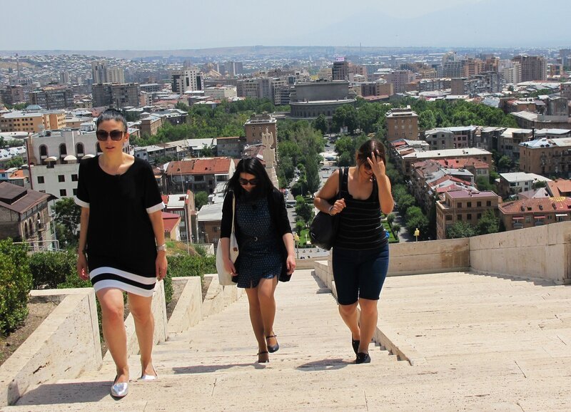 Silvia und Lisa, begleitet von Astghik einer lokalen Deutschlehrerin: erkunden gemeinsam die Hauptstadt Jerewan – Bild: SRF