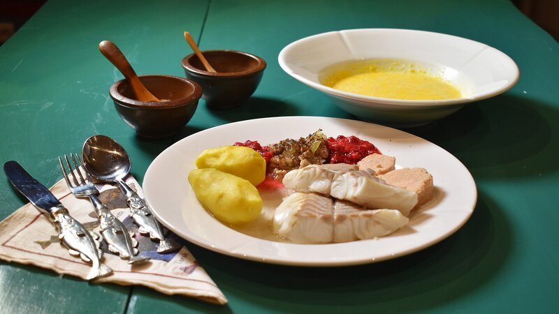 Zu Tisch Lofoten – Norwegen Frischer Fisch mit Leber, Rogen und Preiselbeeren – Bild: SRF/​Gero von Schneider-Marientreu