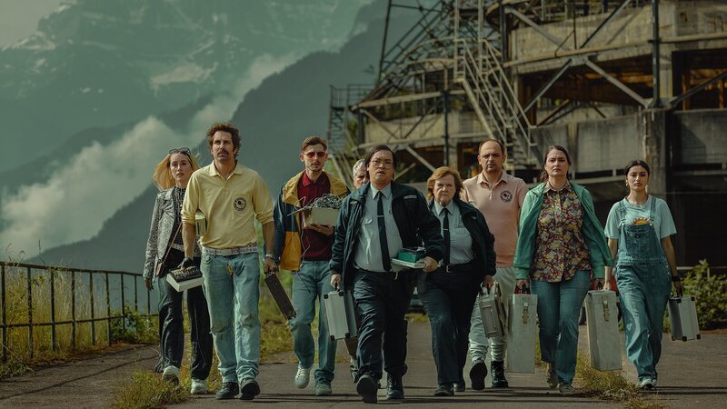 Tschugger Staffel 4 Regie: David Constantin, Johannes Bachmann Drehbuch: David Constantin, Johannes Bachmann, Jelena Vujović, Fiona Schreier, Pascal Glatz, Christian Wehrlin Folge 5 Hauptbild 1 Treten gemeinsam an, die Welt zu retten: v.l. Annalena Miano als Valmira, David Constantin als Bax, Cedric Schild als Smetterling, Willy-Franz Kurth als Staatsanwalt Schmidiger (hinten verdeckt), The Danh Ho als Peter, Ida Häfliger als Ida, Dragan Vujic als Pirmin, Lena Furrer als Regina, Bahisthan Majidi als Nadira – Bild: SRF/​Dominic Steinmann