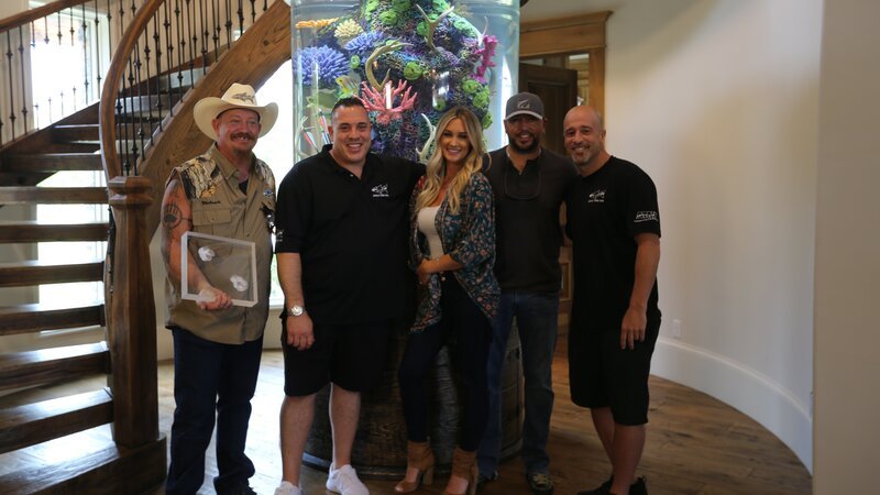 Wayde, Brett and Redneck are really excited to be able to give such awesome gifts to Brittany and Jason. – Bild: Animal Planet /​ Discovery Communications