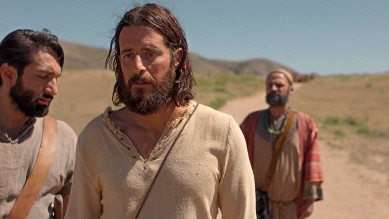 (v.l.) Jakobus der Groeßere (Abe Martell), Jesus (Jonathan Roumie), Kafni, Ramahs Vater (Hassan Nazari-Robati) – Bild: The Chosen Inc., LLC/​Bibel TV