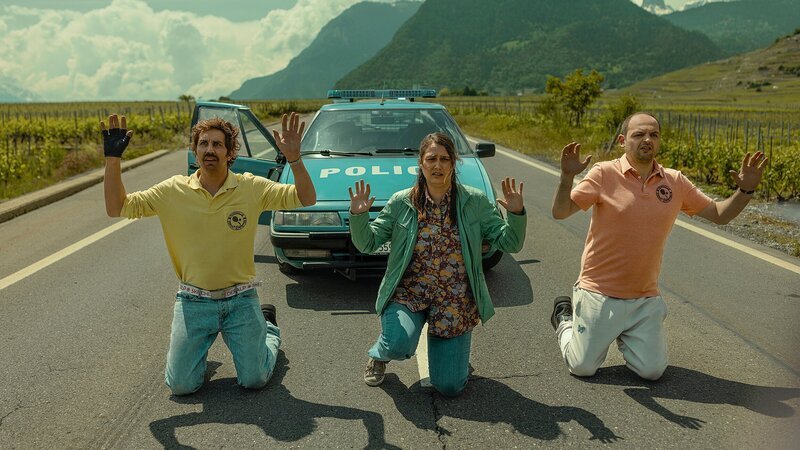 Tschugger Staffel 4 Regie: David Constantin, Johannes Bachmann Drehbuch: David Constantin, Johannes Bachmann, Jelena Vujović, Fiona Schreier, Pascal Glatz, Christian Wehrlin  Produktion: Shining Film AG  Folge 4  Hauptbild 1 Ende der Fahrt: David Constantin als Bax, Lena Furrer als Regina, Dragan Vujic als Pirmin – Bild: SRF/​Dominic Steinmann