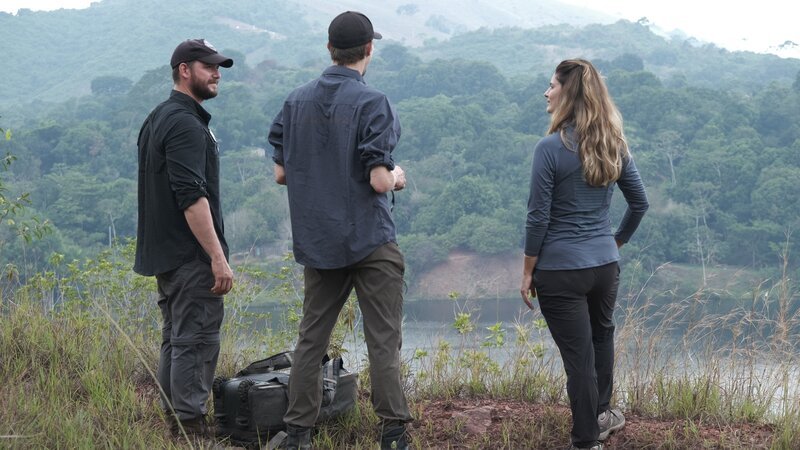 Parker Schnabel, Diego Lizarzaburu & Larissa Rodrigues looking over the pit at Serra Pelada, Brazil. – Bild: Warner Bros. Discovery, Inc.