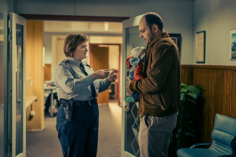 Primin versucht seine alten Kontakte spielen zu lassen: Ida Häfliger als Ida, Dragan Vujic ald Pirmin – Bild: SRF/​Dominic Steinmann