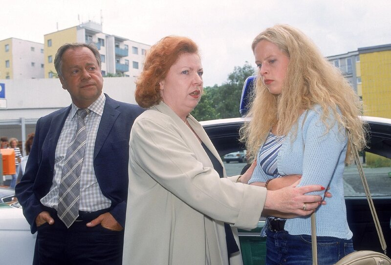 Elisabeth Schell (Hansi Jochmann, Mi.) kümmert sich um ihre Tochter Natalie (Diana Amft), deren Baby vor einem Supermarkt entführt wurde. Kommissar Kehler (Wolfgang Bathke) zweifelt jedoch an Natalies Geschichte. – Bild: RTL Deutschland