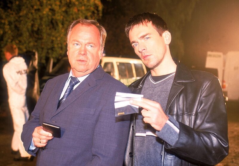 Die Kommissare Kehler (Wolfgang Bathke, li.) und Bonhoff (Wolfgang Krewe) rätseln über den Tathergang. – Bild: RTL Deutschland