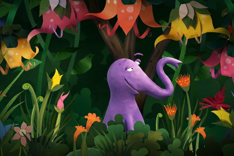 Während Kiri mit seinem Rundumeli-Stein spielt, sieht Lou eine Insel in der Mitte des Sees, die komplett mit Blumen bedeckt ist. – Bild: SRF