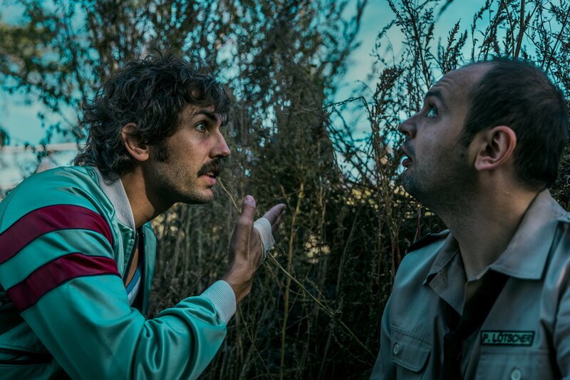 Tschugger Staffel 2 Folge 1 Hauptmotiv 1 David Constantin als Bax, Dragan Vujic als Pirmin – Bild: Shining Film AG, Rafael Kistler