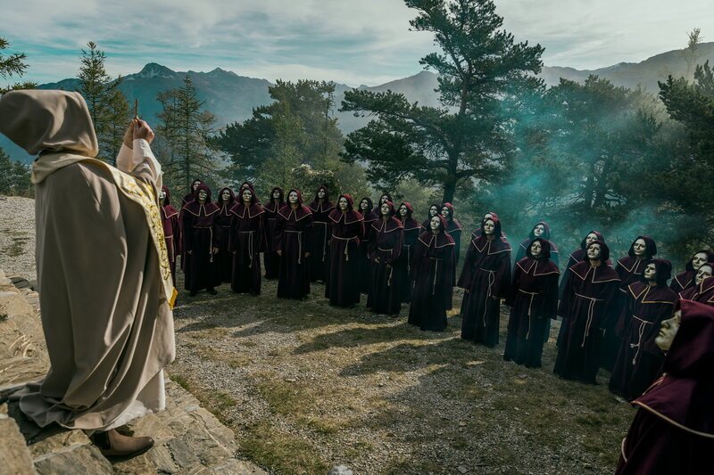 Tschugger, Staffel 2, Hauptmotiv 1, Die Sekte ist am Ziel und setzt ihr Endzeitszenarium um. – Bild: Shining Film AG