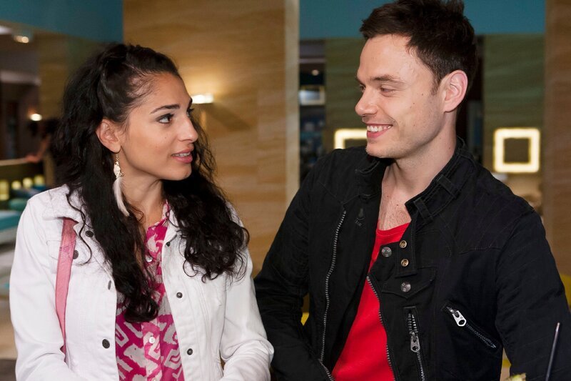 Während Raquel (Yara Hassan) wieder einen Schritt auf Felix (Hannes Sell) zu machen will, plant dieser, sich lieber Isabelles Gunst zu sichern … – Bild: RTL Passion