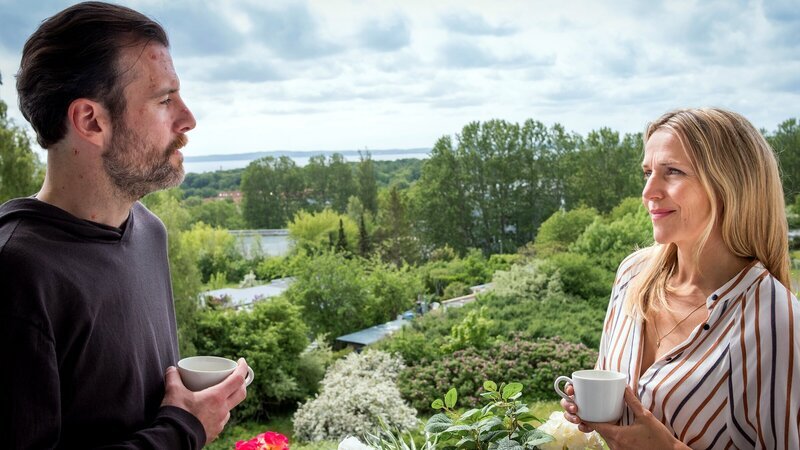 Windpocken! Nora (Tanja Wedhorn) muss ihren Praxiskollegen Dr. Stresow (Benjamin Grüter) krankheitsbedingt vertreten. – Bild: ZDF und ARD Degeto/​Boris Laewen
