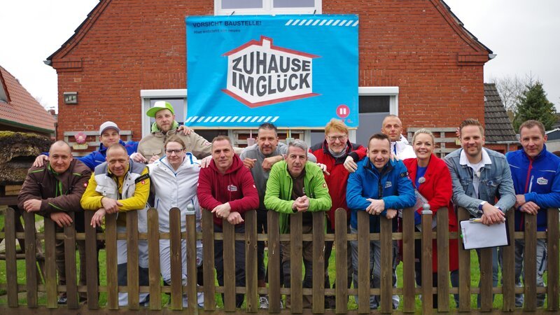 Das Team reist nach Niedersachsen um Sascha und Denise zu helfen. – Bild: RTL II