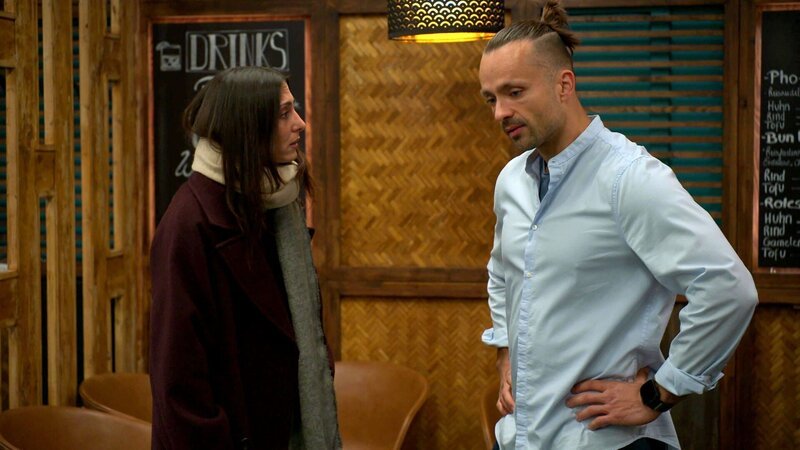 Am Morgen merkt Sara besorgt, dass Mike in völlig heruntergekommenem Zustand auf dem Sofa geschlafen hat. Als sie ihn darauf anspricht, behauptet er, bei ihm und im Möllers sei alles bestens. Doch später erfährt Sara, dass das gelogen war? – Bild: RTLZWEI