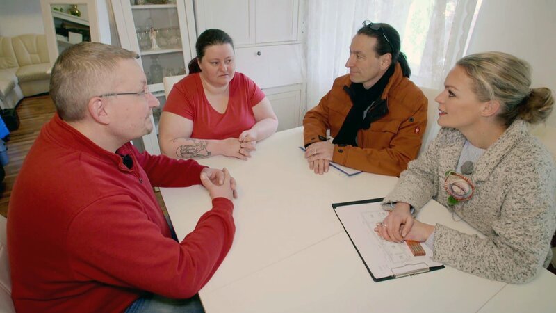 Peter (li.) und Petra (2.v.li.) erzählen Eva Brenner und John Kosmalla von ihrem Schicksal – Bild: RTL II