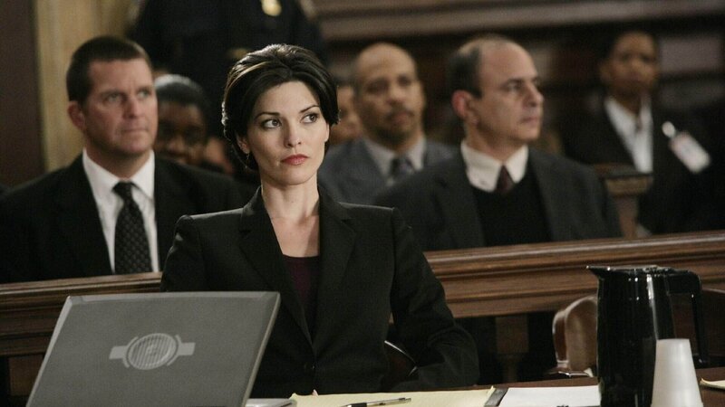 Staatsanwältin Rubirosa (Alana De La Garza, vorne) hat zu spät entdeckt, dass der Angeklagte an Parkinson leidet und somit ein doppeltes Opfer der Stammzellenforschung-Gegnerin Barlow ist. – Bild: RTL