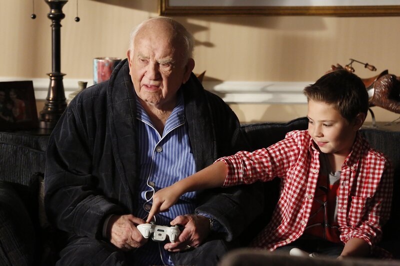 Als eine Familie aus Maryland ermordet an ihrem Esstisch aufgefunden wird, beginnt das Team mit den Ermittlungen. Währenddessen muss sich Hotch mit familiären Dingen auseinandersetzen: Roy (Edward Asner, l.) und Jack (Cade Owens, r.) … – Bild: American Broadcasting Companies, Inc. /​ Robert Voets