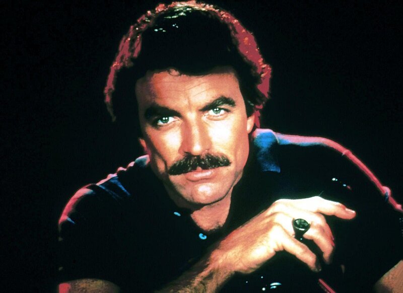 Thomas Magnum (Tom Selleck) ermittelt als Privatdetektiv auf Hawaii. – Bild: ProSieben MAXX