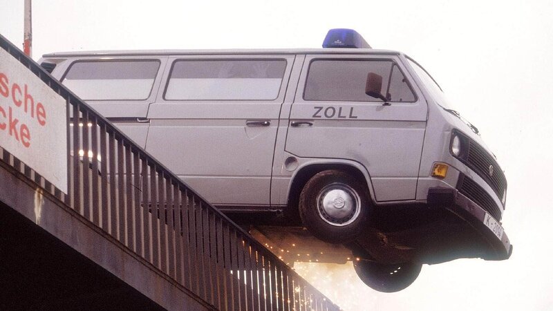Nach der Verfolgungsjagd droht der Zollbus mit den Gangstern und der Geisel in das Hafenbecken zu stürzen … – Bild: MG RTL D