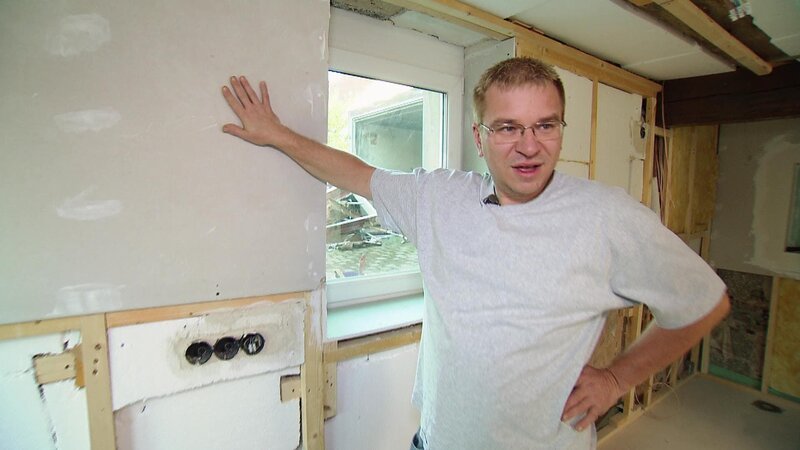 Erwin (Bild) und Evi feiern gerne und oft. Doch leider fehlt ihnen der passende Raum – das Wohnzimmer der beiden ist viel zu klein. Das soll sich nun ändern. Das schwäbische Paradepaar möchte ein unbenutztes, 25 Quadratmeter großes Zimmer im Souterrain ihres Hauses zur Location für Partys und Familienfeiern ausbauen. – Bild: RTL II